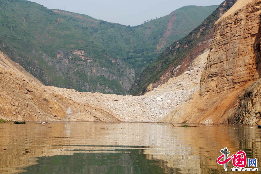 8月6日拍攝的雲南魯甸牛欄江紅石岩堰塞湖。 中國網圖片庫翟冰攝影