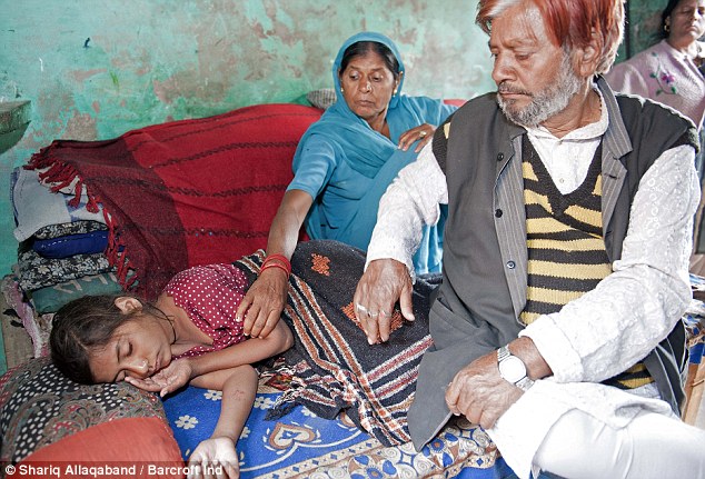 印度11岁女孩与眼镜王蛇同食同寝[组图]