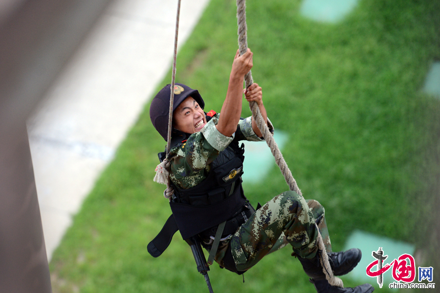 8月6日，武警江苏某部特战队员冒着高温进行特种攀登训练。
