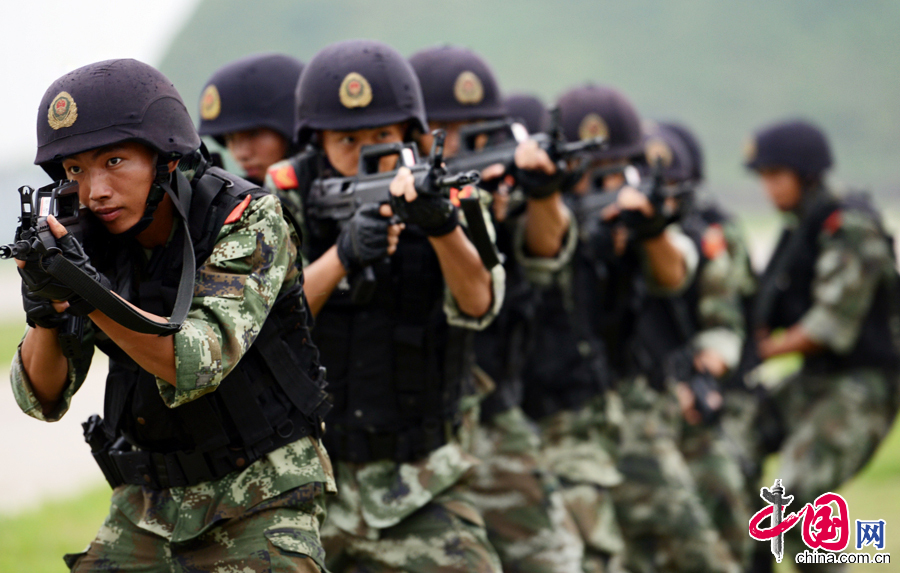 8月6日，武警江苏某部特战队员冒着高温进行特种战术训练。