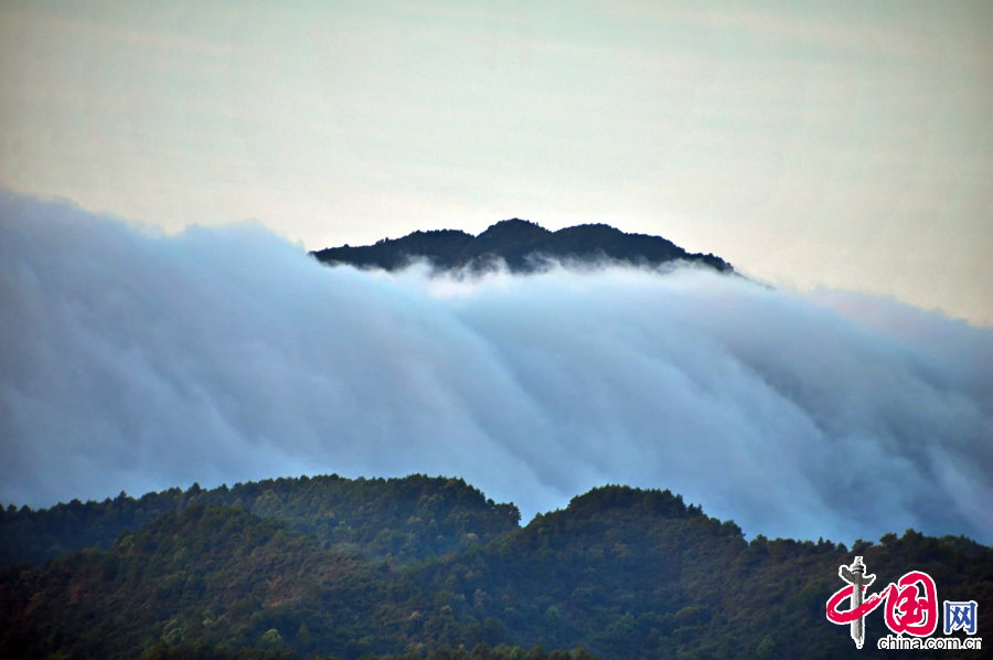 2014年8月7日，立秋日，江西省遂川县南岭现瀑布云，绵延数里，蔚为壮观。