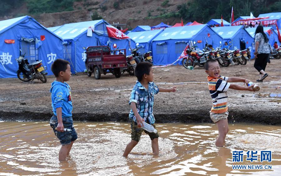 魯甸地震災區的孩子們