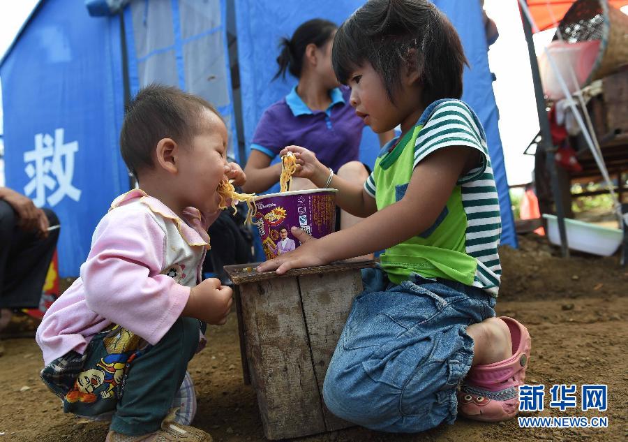魯甸地震災區的孩子們