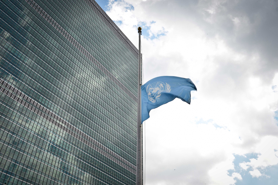 8月7日，紐約聯合國總部降半旗，向近一個月來在加沙衝突中犧牲的11名聯合國機構工作人員誌哀。犧牲的11人是位於加沙的聯合國近東巴勒斯坦難民救濟和工程處工作人員，其中數名是教師。新華社記者牛曉雷攝