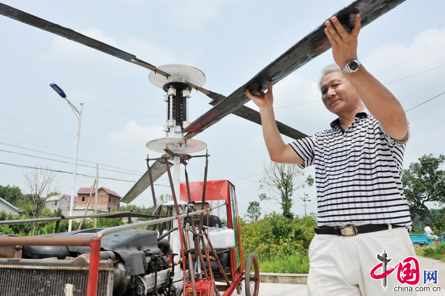 8月7日，江西省德興市張村鄉達家村村民江長根做好飛機試飛前的性能檢查。 中國網圖片庫 卓忠偉攝影