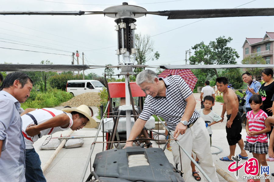 8月7日，江西省德興市張村鄉達家村村民江長根正在檢查試飛失敗的原因。 中國網圖片庫 卓忠偉攝影