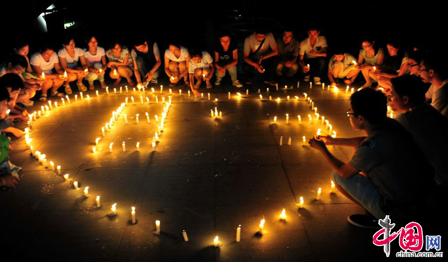 2014年8月7日，安徽省含山縣博物館廣場前，該縣青年志願者點燃蠟燭，為雲南魯甸地震災區遇難同胞祈福。中國網圖片庫李昌兵攝影