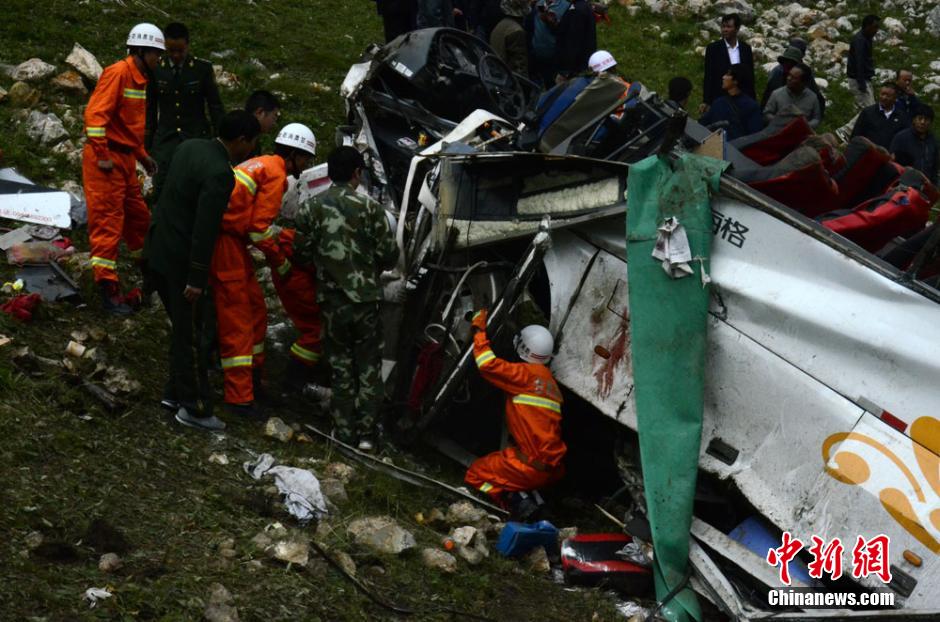 甘肃境内一客车和一轿车相撞已致7死20伤