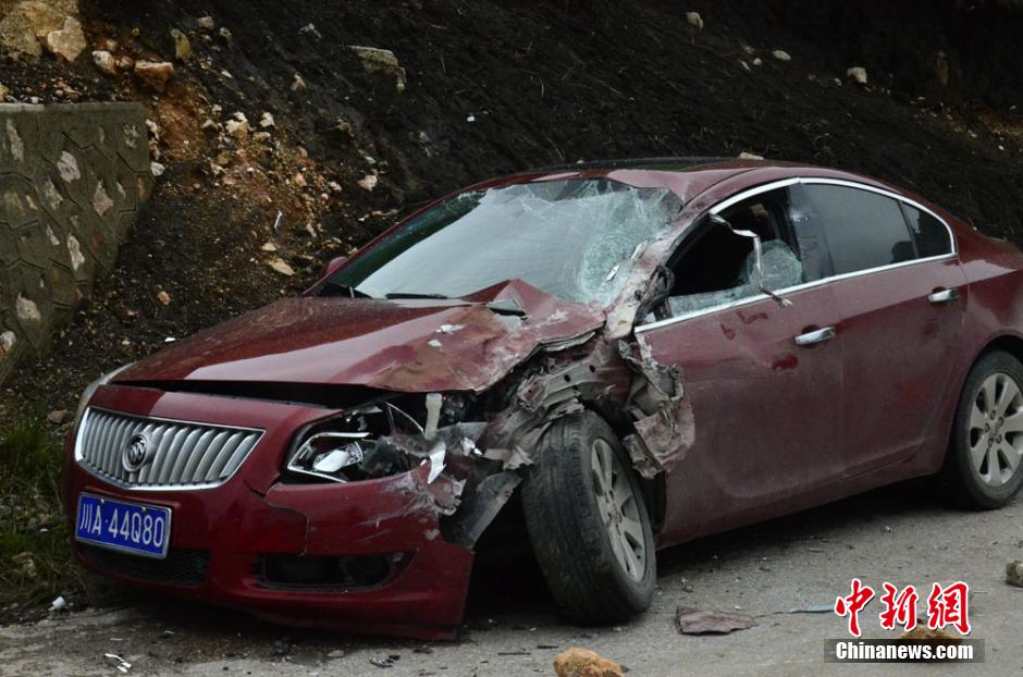 甘肅境內一客車和一轎車相撞已致7死20傷