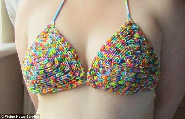 英女子用彩色橡皮筋编织个性比基尼 英女子用彩色橡皮筋编织个性比基尼