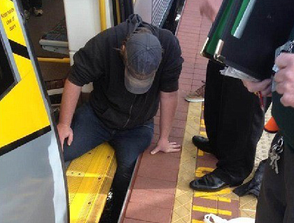 澳男子腿掉进月台缝隙被卡 乘客推火车救人