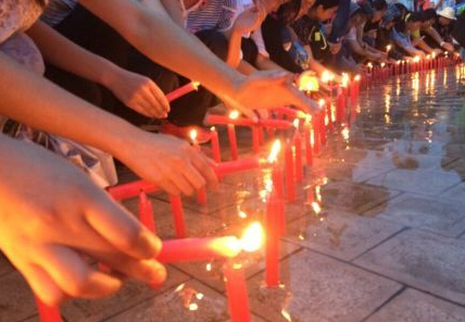 云南鲁甸6.5级地震：鲁甸居民烛光悼念遇难者
