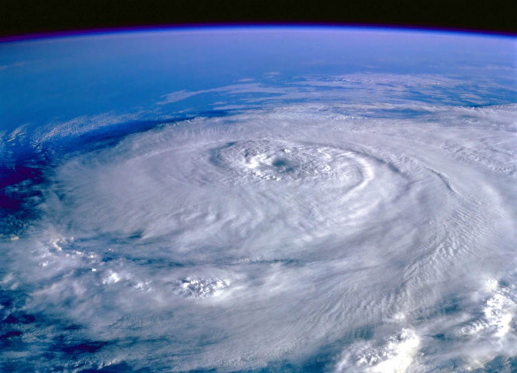 美国：夏威夷遭遇罕见热带风暴袭击