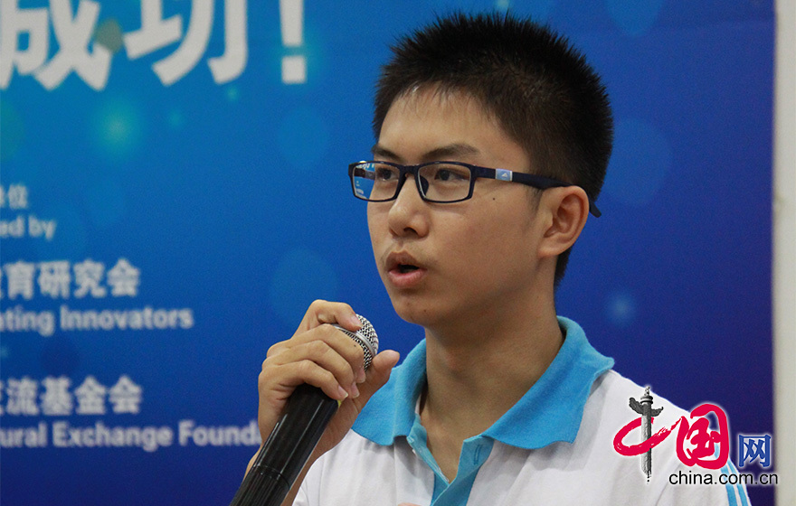 8月8日下午的模拟政协“新闻发布会”上，“委员”向对方提案进行问题提问。