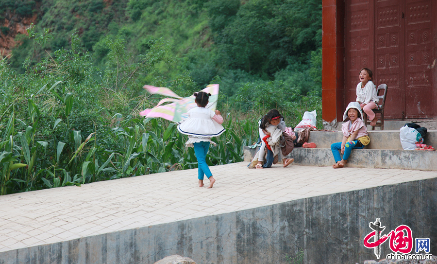 魯甸縣龍頭山鎮營盤村，孩子們的快樂很簡單。 中國網記者 楊佳攝影