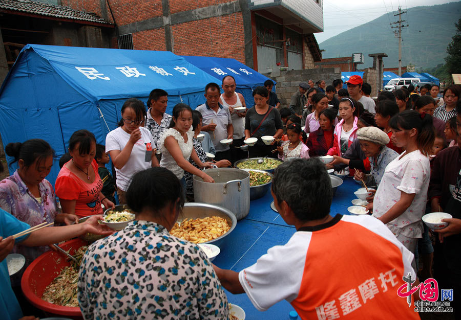  8月9日，记者在云南鲁甸地震灾区的现场看到，灾区虽然面临物资紧张、人手紧缺等困难，但村民仍积极展开自救，一点肉食、几个简单的素菜，一顿在大雨中露天完成的大锅饭，虽然简单，但体现出了当地村民积极的态度，勇敢的面对生活。