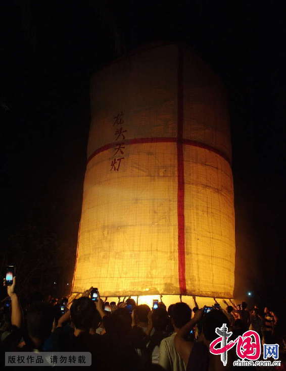 2014年8月10日，海南琼海，万泉镇龙头村民放飞的巨型天灯徐徐升空。