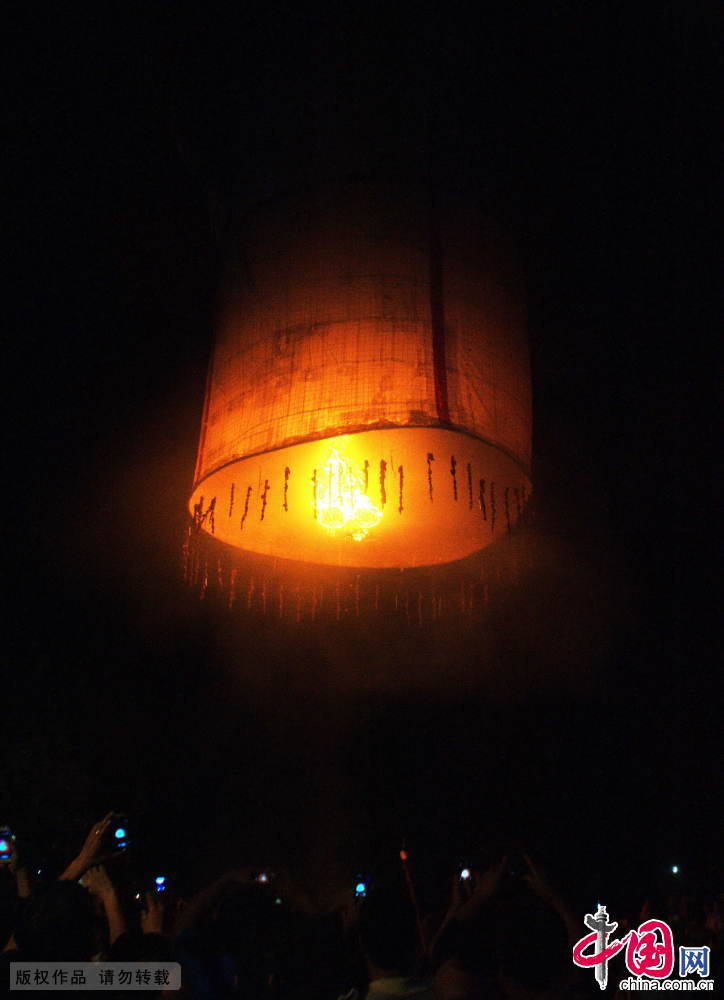 2014年8月10日，海南瓊海，萬泉鎮龍頭村民放飛的巨型天燈徐徐升空。 中國網圖片庫 蒙鐘德攝