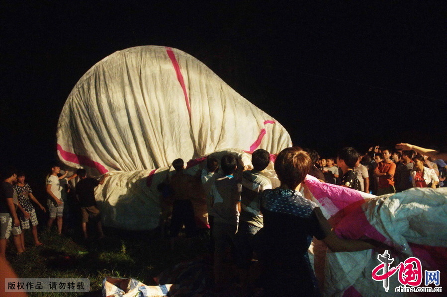 2014年8月10日，海南瓊海，萬泉鎮龍頭村民正在製作巨型天燈。