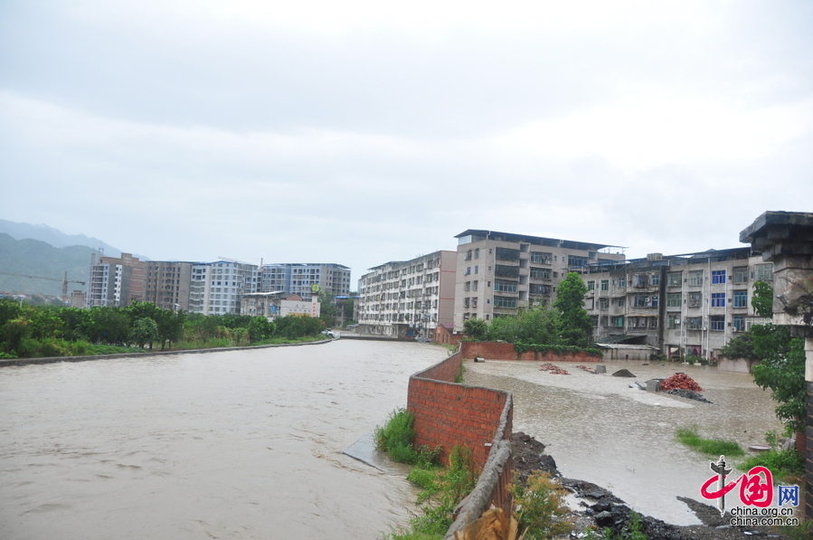 图片 新闻栏目    中国网讯 8月11日,洪水肆虐下的重庆市开县长沙镇一