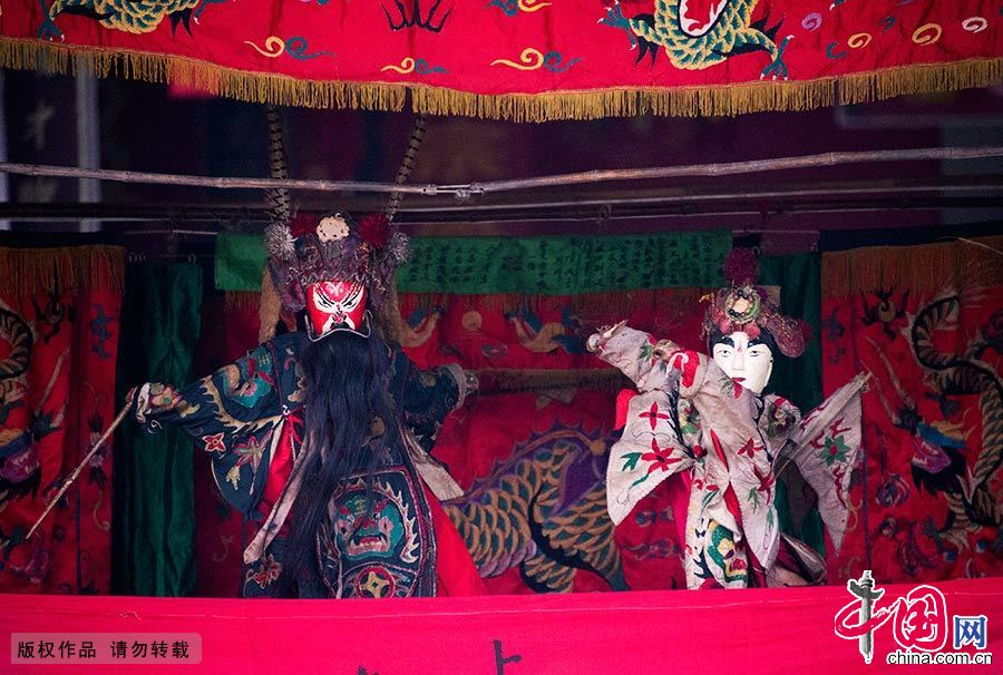湖南木偶為杖頭木偶，一般高三尺左右，裝有兩根操縱桿，藝人一手操縱兩根操縱桿，一手操縱木偶頭在一個高一方大小的紅布臺內進行表演。
