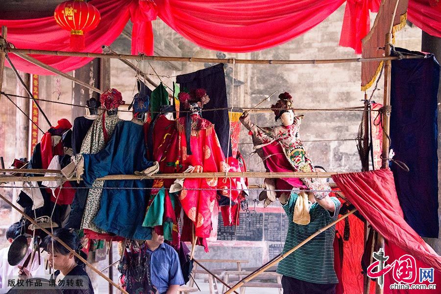湖南木偶为杖头木偶，一般高三尺左右，装有两根操纵杆，艺人一手操纵两根操纵杆，一手操纵木偶头在一个高一方大小的红布台内进行表演。