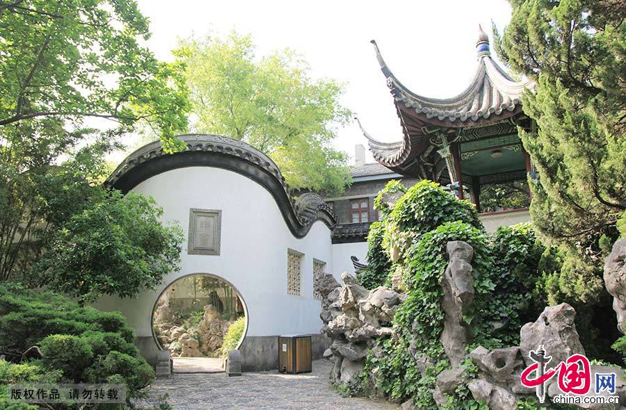  熙园是一座别具特色的江南古典园林，也是金陵名园之一，与瞻园并称为金陵两大名园。