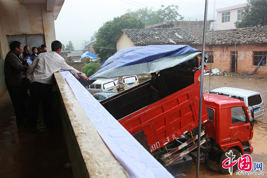 2014年8月11日，云南鲁甸火德红镇救援点，小货车满载救援物资准备出发。为了保证救援物资能完好的送到灾区群众手里，运输途中用雨布遮盖起来。
