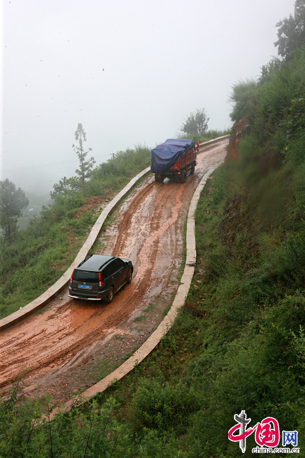 2014年8月11日，云南鲁甸，运送物资的小货车由火德红镇救援点开往南筐村，行驶在崎岖泥泞的盘山公路上。