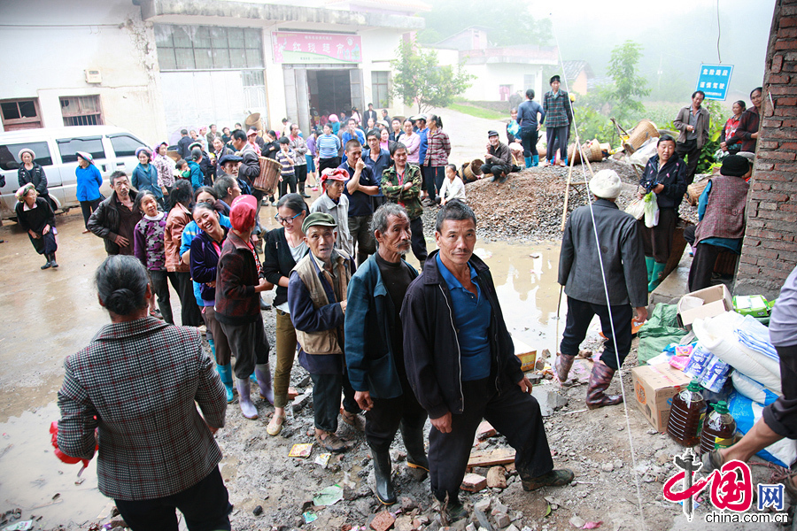 2014年8月11日，云南鲁甸南筐村，村民们排队等待领取物资。