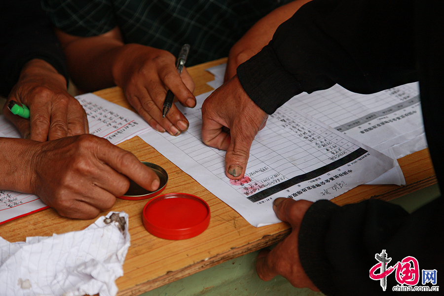 2014年8月11日，雲南魯甸南筐村，村民簽字後按手印，一個都不能少。