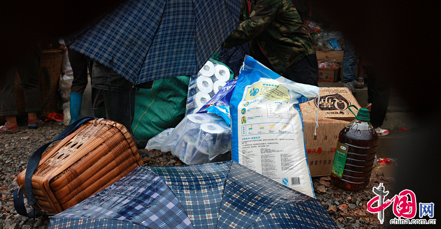 2014年8月11日，雲南魯甸南筐村，領到的救援物資有，大米、棉被、食用油、麵包、衛生紙、洗衣粉等。