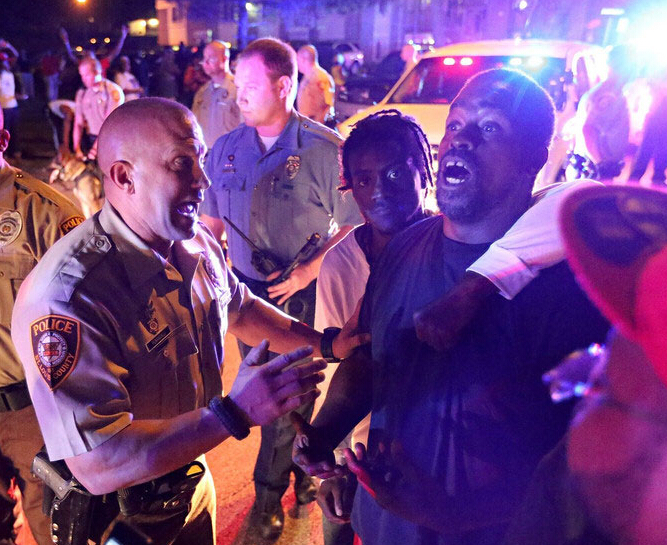 美国18岁黑人青年遭警察枪杀引发骚乱