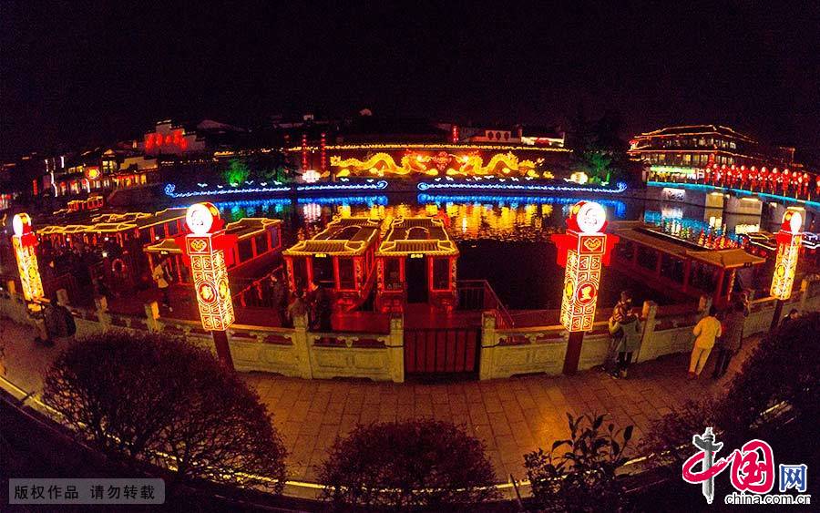 夜幕降临，秦淮河两岸所有的景观灯点亮，让人不由想起这样的诗句：“灯火斑斓处，诗情也缠绵”。