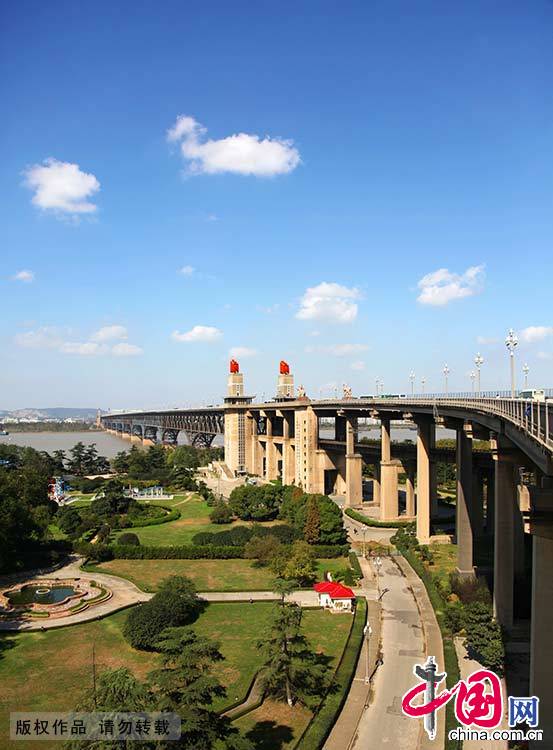 长江大桥是南京的标志性建筑、江苏的文化符号，也是中国的著名景点之一，以“天堑飞虹”列为新金陵四十八景之一。