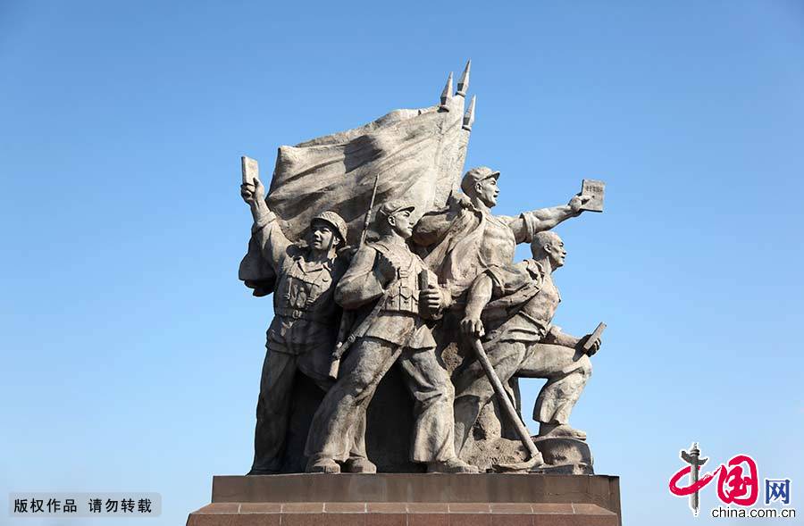 南京长江大桥桥头堡边上钢筋水泥制作的工农兵塑像。
