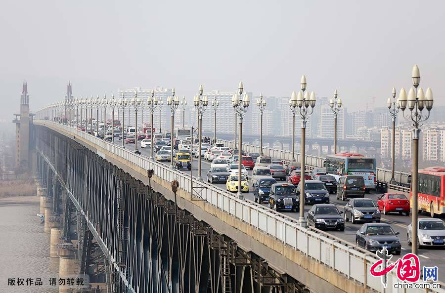 南京長江大橋是長江上第一座由我國自行設計建造的雙層式鐵路、公路兩用橋梁。上層的公路橋長4589米，車行道寬15米，可容4輛大型汽車並行，兩側還各有2米多寬的人行道。