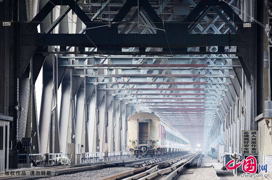 下層的鐵路橋長6772米，寬14米，鋪有雙軌，兩列火車可同時對開。