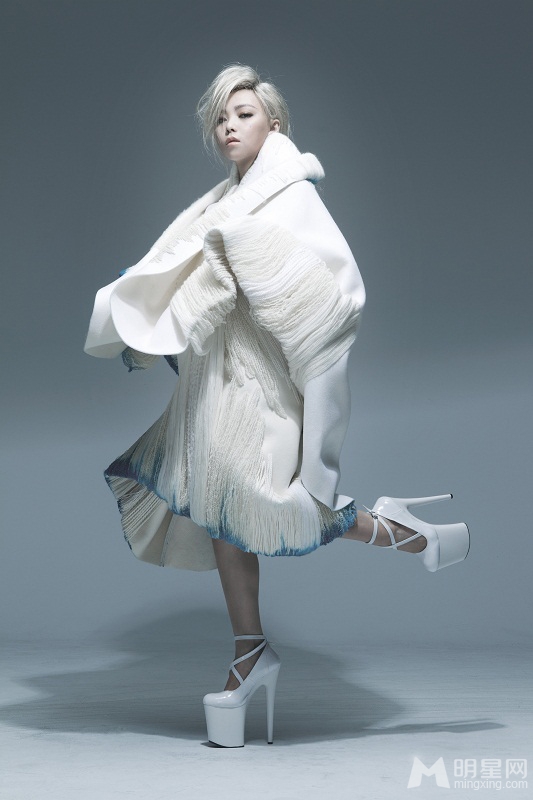 <em>张惠妹</em>写真变白发魔女 传达爱情偏执面(图)_生