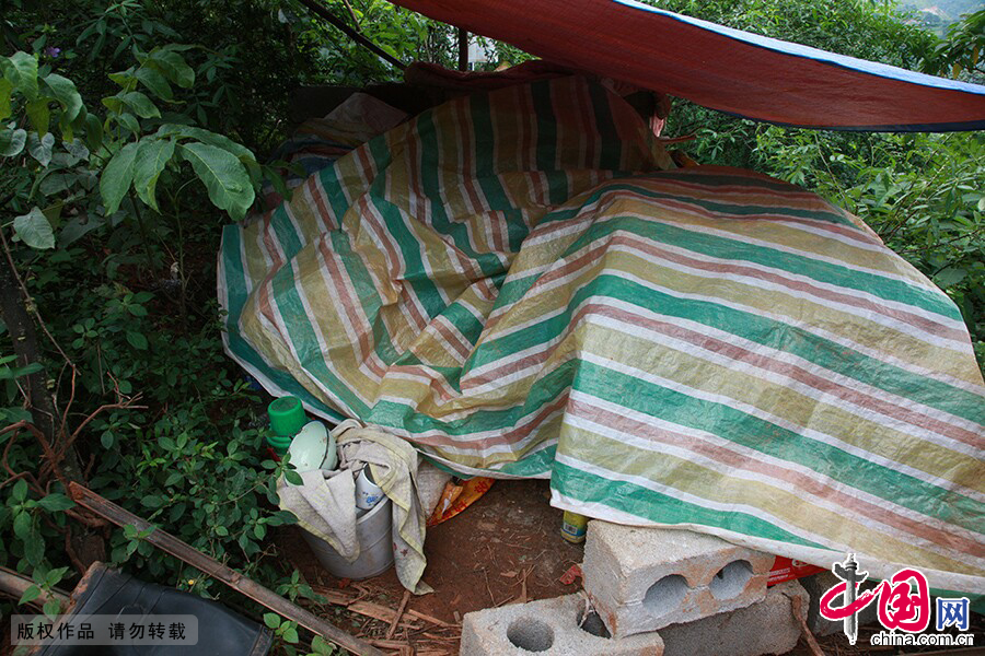晚上，邓先英老人就睡在屋子边上简易搭建的帐篷中
