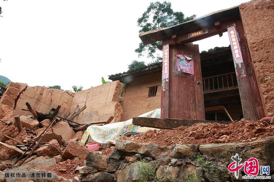 莫家溝交通不便，經濟收入不高，傳統土制房屋居多，在地震中受損嚴重