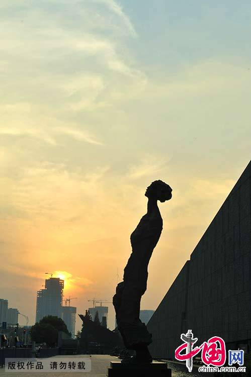夕阳下，矗立在侵华日军南京大屠杀遇难同胞纪念馆新展馆外的主题雕塑《家破人亡》。