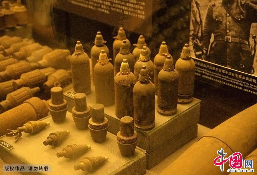 当年日军轰炸南京城时，遗留的炮弹。