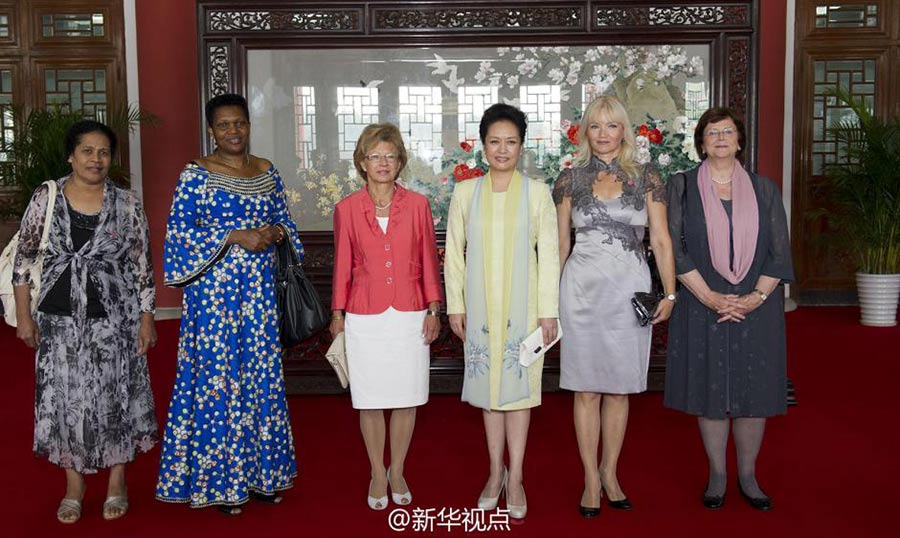 彭丽媛16日邀请出席青奥会开幕式的国际奥委会主席巴赫夫人、国际奥委会名誉主席罗格夫人、布隆迪总统恩库伦齐扎夫人、黑山总统武亚诺维奇夫人、瓦努阿图总理纳图曼夫人参观南京博物院。 
