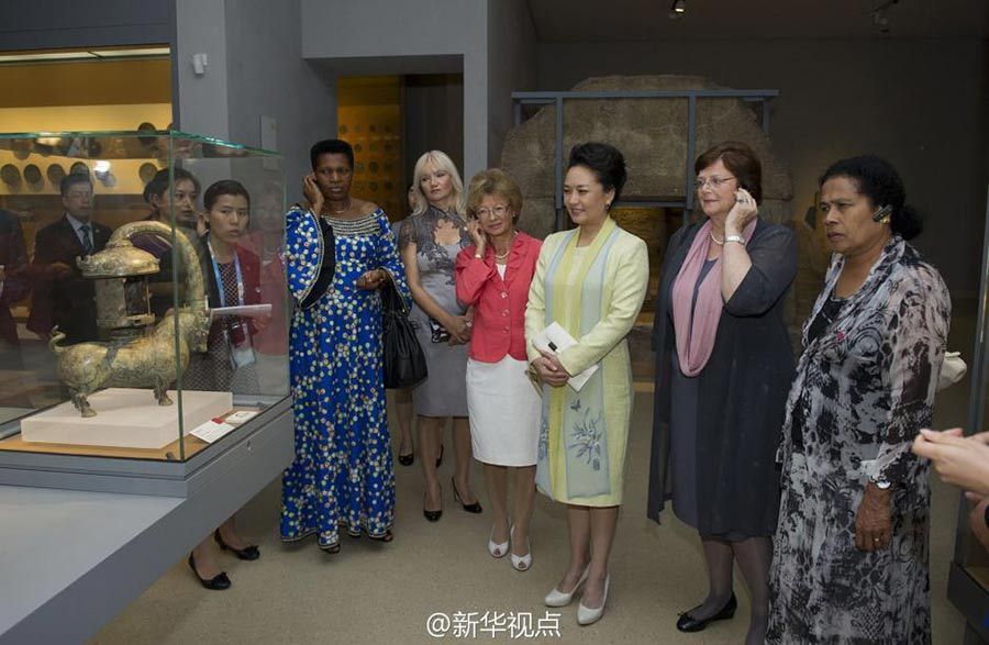 彭丽媛16日邀请出席青奥会开幕式的国际奥委会主席巴赫夫人、国际奥委会名誉主席罗格夫人、布隆迪总统恩库伦齐扎夫人、黑山总统武亚诺维奇夫人、瓦努阿图总理纳图曼夫人参观南京博物院。 