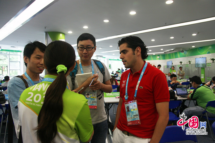 8月15日，來自世界各地的外國工作人員在主媒體中心的新聞工作間接受了中國網記者的採訪，他們大多數剛剛到達南京，有的還是第一次來到南京，在交流的過程中分別表達了對南京以及青奧會的印象，並分別表述了對青奧會的美好祝願。