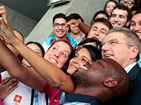 国际奥委会主席巴赫与青年记者热情交流亲密自拍[组图]