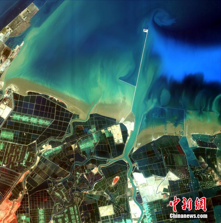 8月16日，中国发布“高分一号”高分辨率自然地理地貌图像