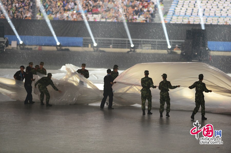 2014年8月16日晚20點，大雨突襲第二屆夏季青年奧運會開幕式現場，組委會工作人員迅速在開幕式場地上覆蓋雨布，主持人也打起早已準備好的雨傘繼續節目進行。