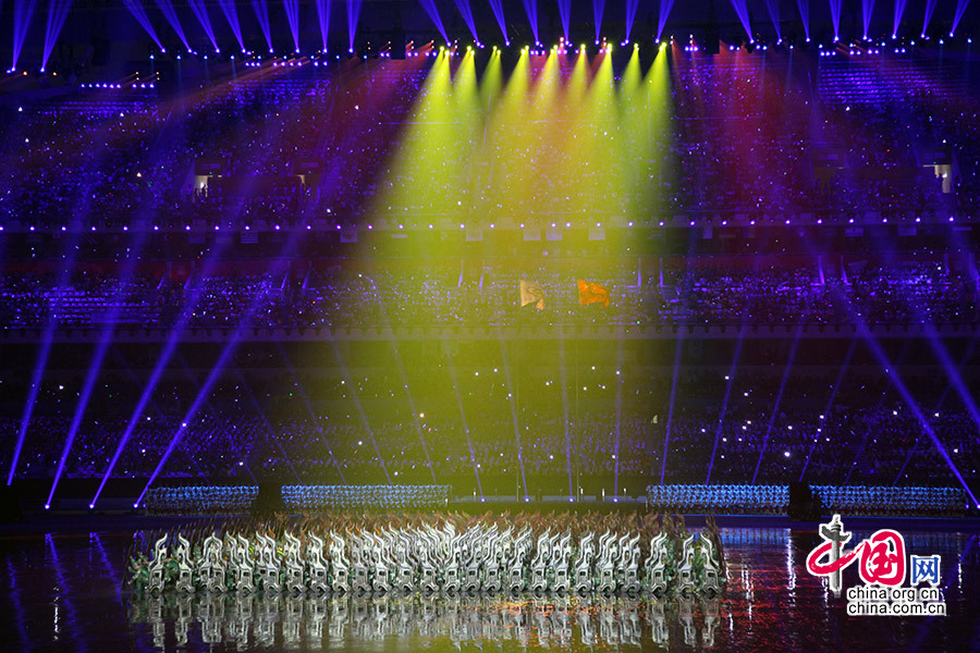 8月16日，第二届夏季青年奥林匹克运动会开幕式在南京奥林匹克中心举行。图为开幕式上的文艺表演。